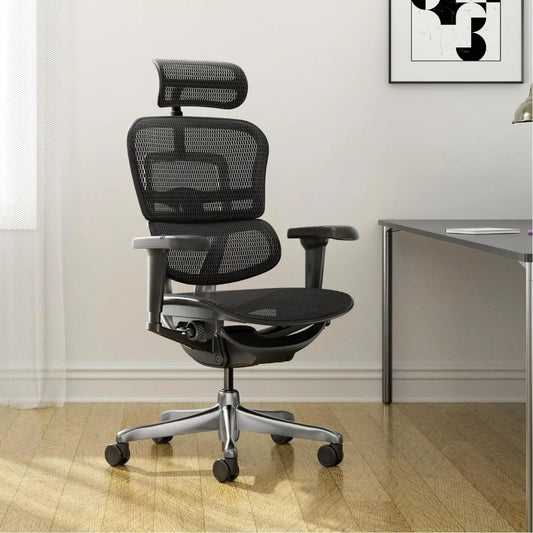 Silla ergonómica de oficina negra con respaldo de malla y ruedas en ambiente moderno